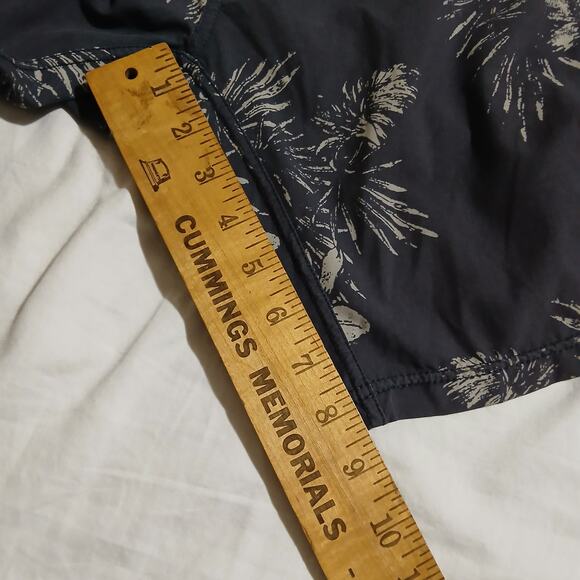 VUORI Men's Medium swim trunks Grey with a tropical print full support lining - Picture 9 of 11